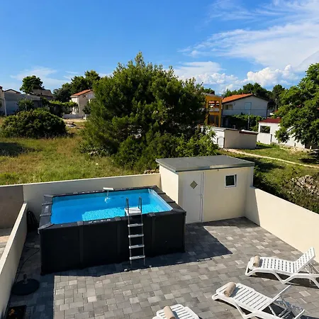 Sun & Pool House Vir